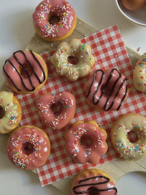 Ovenbaked Mini Donuts Oreo Cookie Bar, Tiramisu Cookies, Caramel Apple Cake, Homemade Donuts, Chocolate Banana Bread, Donut Shape, Baked Donuts, Chocolate Glaze, Mini Donuts