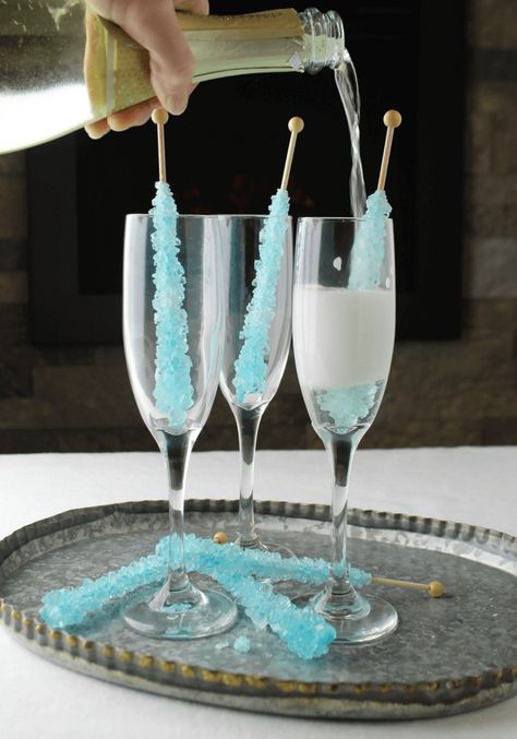 Rock Candy Champagne, Diy Rock Candy, Fun Alcoholic Drinks, New Years Eve Drinks, New Years Eve Party Ideas Food, Ice Party, Candy Stick, Winter Party Themes, Fun Drinks Alcohol