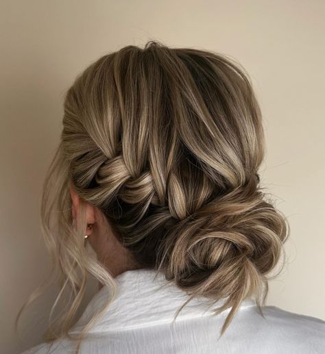 24 Stunning Short Hair Updo Ideas for Every Occasion – From Casual to Elegant! - divagaze.com Easy Updo For Work, Formal Braids, Updo For Work, Work Updo, Hair Updo Ideas, Wedding Short Hair, Hair Ups, Braided Half Updo, Updo Ideas