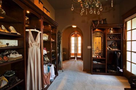 so very pretty... Victorian Closet Ideas, Vintage Walking Closet, Walk In Closet Vintage, Gothic Dressing Room Ideas, Spanish Style Walk In Closet, Walk In Closet Victorian, Wardrobe Victorian House, Dreamy Closets, Victorian Closet