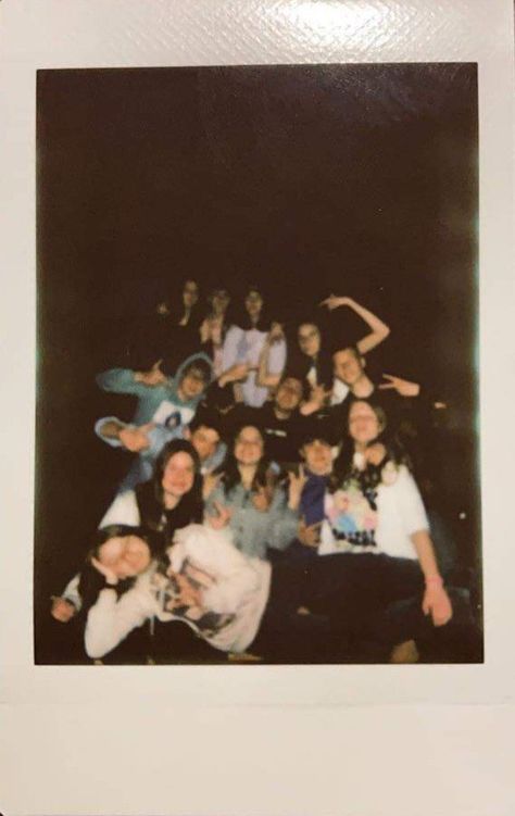 Polaroid Aesthetic Pic, Polaroid Photos Friends, Polaroid Party Aesthetic, Polaroid Aesthetic Friends, Polaroid Pictures Aesthetic Friends, Polariod Board Aesthetic, Group Polaroid Pictures, Polaroid Friends Aesthetic, Polaroid Pictures Aesthetic Vintage