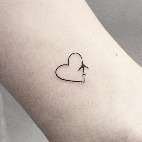 Tatuagens de viagem: 15 sugestões para quem AMA viajar #tattoo #art #outline #template #portfolio #idea #neck #minimalist #inspiration Paper Airplane Tattoos, Tattoos For Women Small Meaningful, Tiny Wrist Tattoos, Airplane Tattoos, Tattoo Lettering Styles, Pen Tattoo, Small Pretty Tattoos, Heart Tattoo Designs, Wrist Tattoos For Women