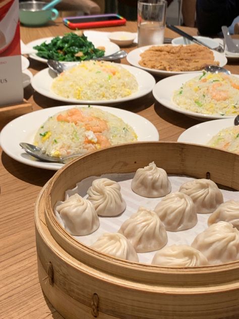 din tai fung —> my fav restaurant Din Tai Fung Aesthetic, Ding Tai Fung, Bussin Food, Din Tai Fung, Recipe Book Diy, Aesthetic Foods, Snack Treat, Mouth Watering Food, Japan Food