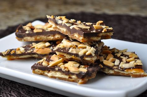 Almond Dark Chocolate Bark  Just had this at the work Xmas party, awesome stuff, very sweet Homemade Saltines, Matzah Recipes, Crackers Homemade, Bacon Crackers, Buttercrunch Toffee, Soda Crackers, Passover Desserts, Crackers Recipe, Chocolate Bacon