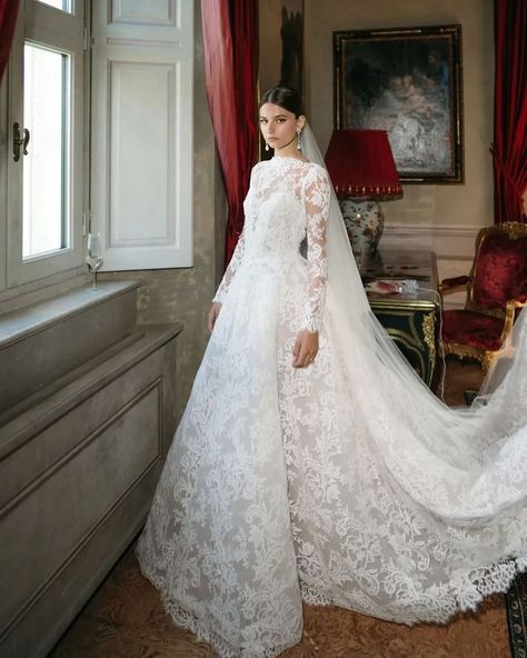 Monique Lhuillier (@moniquelhuillier) • Instagram photos and videos Italian Lace Wedding Dress, Grace Kelly Wedding Dress, Christian Wedding Dress, Monique Lhuillier Lace, Grace Kelly Wedding, Kate Middleton Wedding, Bride Dress Simple, Stylish Wedding Dresses, Exquisite Gowns