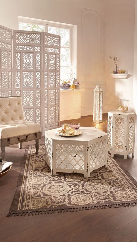 Boho White Interior, White Moroccan Living Room, Boho Arabic Decor, Arabic Interior Design Bedroom, Morrocon Interiors, White Boho Interior, Marocco Interior Design, Moroccan Inspired Living Room, Moroccan Inspired Bedroom