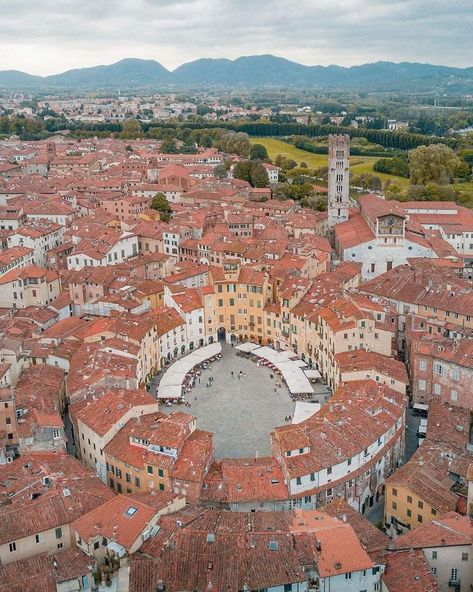 Italian Town, Lucca Italy, Roman Architecture, Medieval Town, Lucca, Wonderful Places, Italy Travel, Land Scape, Tuscany