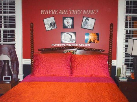 Peyton Sawyer Room Aesthetic, Peyton Sawyer Bedroom, Peyton Sawyer Room, Peyton Aesthetic, One Tree Hill Peyton, Sawyer Aesthetic, One Tree Hill Cast, Journal Things, Red Bedroom