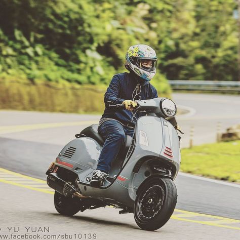 sky shen on Instagram: “#vespa #vespa300 #zelioni #brembo #akrapovic #arai #ducati #偉士牌 #gts300 #taiwan #vespagts300 #vespalx125 #vespa150 #瘋騎coffeevespa社團…” Vespa 300 Gts, Vespa 300, Vespa Gts 300, Akrapovic Exhaust, Classic Vespa, Vintage Vespa, Vespa Gts, Scooter Design, Vespa Lambretta