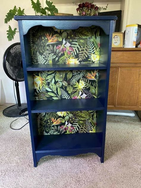 Pine Bookcase Upcycle, Hand Painted Bookshelf, Painted Bookshelf Ideas, Decoupage Bookcase, Bookshelf Painting Ideas, Bookshelf Refurbish Ideas, Painting Bookshelves, Upcycled Bookshelf, Bookshelf Green