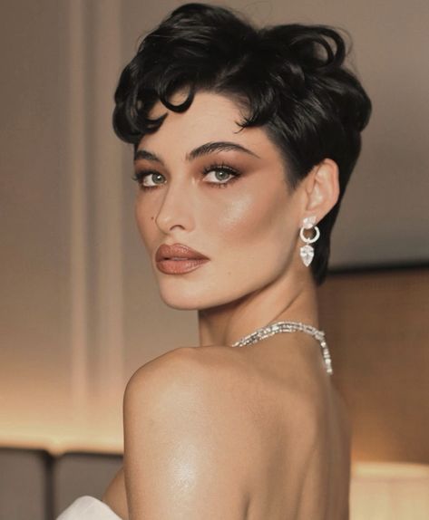 Red Carpet Short Hair, Dancesport Hair, Red Carpet Glamour, 2023 Red Carpet, Night Hair, Short Hair Designs, Night Hairstyles, Red Carpet Hair, Grace Elizabeth