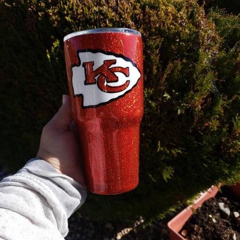 Tumblers Epoxy, Cricut Tumblers, Kc Chiefs Football, Epoxy Cups, Tumbler Pictures, Diy Tumbler, Kansas City Chiefs Football, Epoxy Tumblers, Rasta Colors