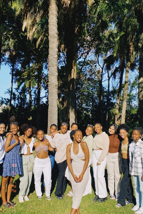 Family Gathering Aesthetic, Gathering Aesthetic, Fun Vibes, Friend Ship, Cute Friend Pictures, Summer Friends, Black Families, Posing Ideas, Friend Photoshoot