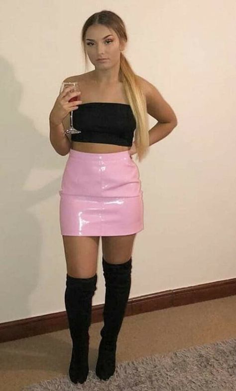 Vinyl Skirt, Pvc Skirt, Vinyl Skirting, Latex Skirt, Vinyl Dress, Leather Outfits, Leather Skirts, Skirts With Boots, Miniskirt Outfits