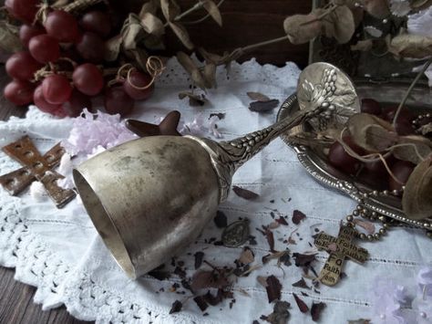 Gift idea 274 от SWS на Etsy Hamlet Moodboard, Medieval Wine Aesthetic, Lotr Cosplay, Goblet Cup, Medieval Goblet, Antique Goblet, Goblet Wine Glasses, Pouring Wine, 30 Birthday