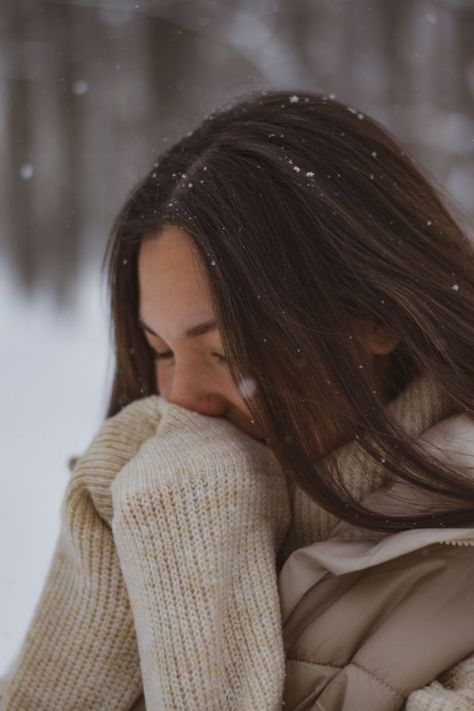 Winter Portraits Photography, Winter Senior Pictures, Couple Photography Winter, Snow Photoshoot, Winter Portraits, Snow Pictures, Snow Photography, Winter Photoshoot, Senior Picture Outfits