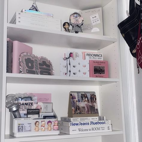 bibisoiree room.. afterhours 🛋️🎀 K Pop Shelf Aesthetic, Cute Book Shelf Aesthetic, Cutesy Bedroom, Aesthetic Shelf, Shelf Aesthetic, Kpop Shelf, Kpop Deco, Room Vanity Ideas, Kpop Room