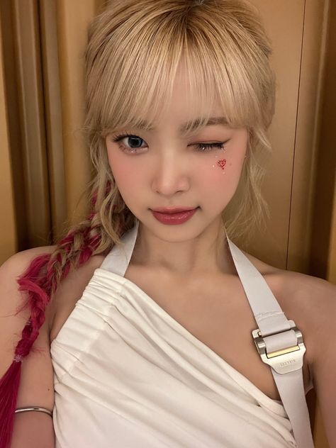 le sserafim pics on X: "eunchae weverse update https://t.co/FjMQtXbDRh" / X Angel Dress, Korean K Pop, Charli D Amelio, K Pop Music, Kpop Idol, South Korean Girls, Korean Girl, K Pop, Mini Albums