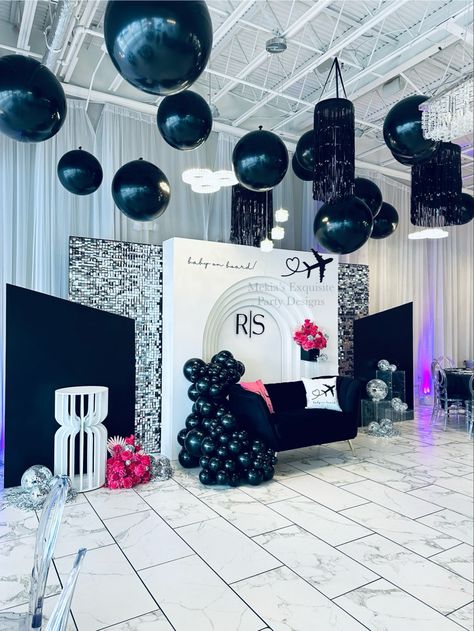 Clean and sophisticated baby shower decor Black And White Balloon Garland With Flowers, Black And White Balloon Backdrop, White And Black Baloon Decoration, Black And White Balloon Wall, Balloon Backdrop Black And White, Sophisticated Baby Shower, Preston Bailey, White Baby Showers, Baby On Board