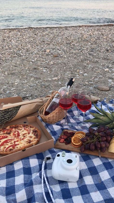 Small Picnic Ideas, Picnic Video, Beach Picnic Ideas, Beach Picnic Foods, Picnic Date Food, Picnic Birthday Party, Romantic Date Night Ideas, Picnic Inspiration, Date Recipes