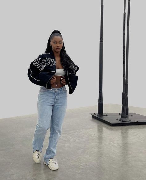 Yeezy Foams Outfit Women, How To Style Foam Runners Women, Sand Foam Runners Outfit, Yeezy Foam Runner Outfit Black Women, Foam Runner Outfit Black Women, Foam Runners Outfit, Yeezy Foam Runner Outfit, Foam Runner Outfit, Runner Outfit