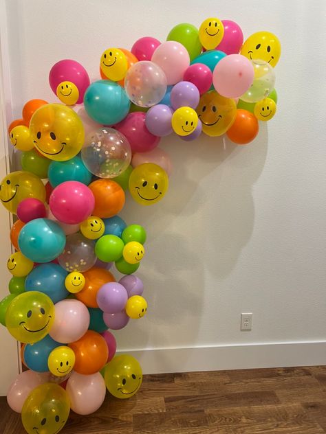 Smiley Theme Birthday Party Decoration, Smiley Face Balloon Bouquet, Smiley Balloon Decoration, Smiley Decoration Party Ideas, Emoji Balloon Decorations, Smiley Face Balloon Garland, Smiley Birthday Party Ideas, Mango Theme Party Decoration, Smiley Face Party Ideas