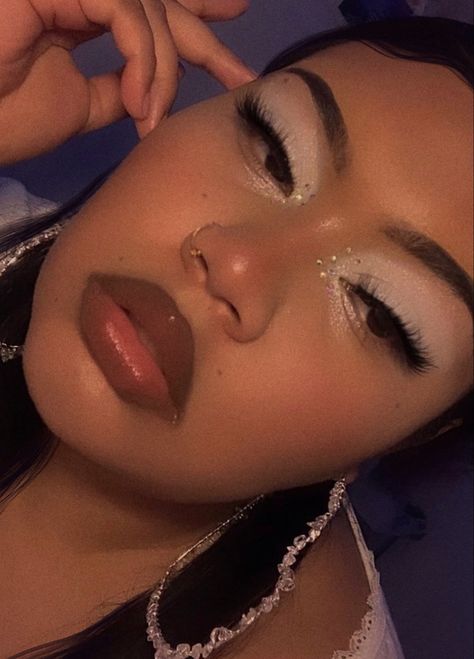 Y2k White Aesthetic Rhinestone Makeup Latina MUA White Homecoming Makeup, Simple White Makeup Looks, Cute Casual Makeup, White Prom Makeup, White Makeup Aesthetic, White Makeup Ideas, Y2k Eye Makeup, White Eyeshadow Makeup, White Makeup Looks