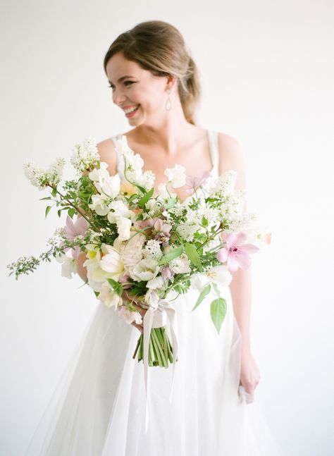 Martha Stewart Wedding has combined 52 beautiful spring wedding bouquets for your wedding day. Whether you like pinks, reds, blues, white, greens, or earth tones - each of these bouquets will give you inspiration to find the perfect bouquet. #Wedding #Bouquets #Spring #Weddings #Ideas #SpringWedding #SpringFlowers #WeddingFlowers #SPringWeddingBouquet | Martha Stewart Weddings - 52 Ideas for Your Spring Wedding Bouquet Yellow Wedding Bouquet, Lace Bouquet, Unique Wedding Bouquet, Bridal Bouquet Spring, Wedding Flower Guide, Tulip Wedding, Spring Wedding Bouquets, Martha Weddings, Cascading Wedding Bouquets