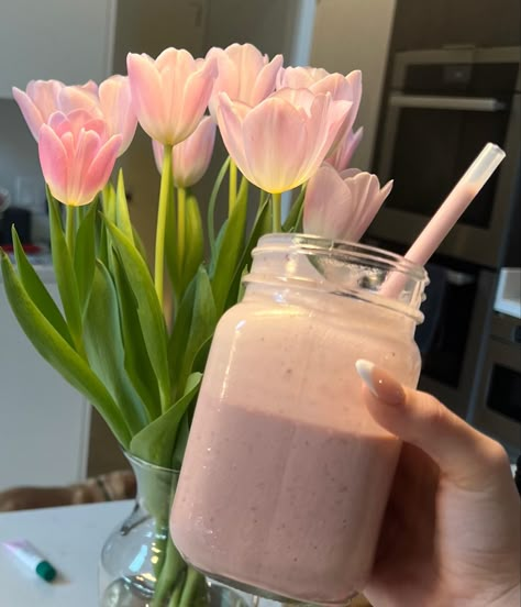 pink smoothie clean girl coquette gurly aesthetic pink drink Delicious Smoothie Recipes, Pink Smoothie, Yummy Smoothie Recipes, Light Desserts, Pink Foods, Soft Girl Aesthetic, Pink Life, Mango Smoothie, Pink Drinks