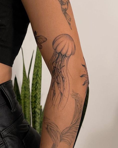 Earthy Tattoos, Inspo Tattoo, Jellyfish Tattoo, Cool Tattoo Ideas, Ocean Tattoos, Inspiration Tattoos, Tattoo Feminina, Dainty Tattoos, Subtle Tattoos