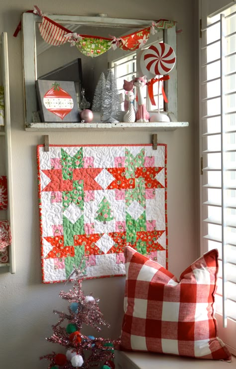 Very Merry Wall Quilt {Free Pattern} Quilt Free Pattern, Decorating With Quilts, Christmas Quilt Blocks, Quilts Christmas, Nancy Zieman, Mini Quilt Patterns, Hanging Quilts, Christmas Quilting, Christmas Wall Hangings