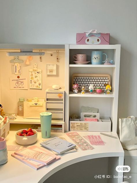 Small Room Makeover, Kawaii Desk, Room Organisation, Floral Makeup, Study Desk Decor, Aesthetic Room Ideas, Desk Inspo, Desk Inspiration, Dekorasi Kamar Tidur