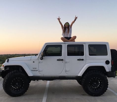 ✰ pin || madi11819 ✰ White Jeep Wrangler, Auto Jeep, White Jeep, Jeep Photos, Maserati Granturismo, Aston Martin Vanquish, Maserati Quattroporte, Dream Cars Jeep, Chevrolet Corvette Stingray