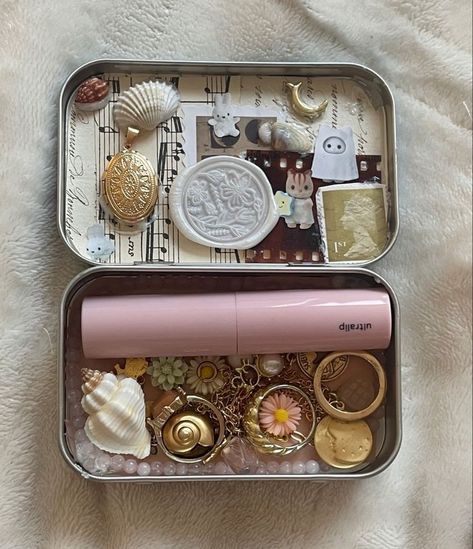 Aesthetic Altoid Tin, Pink Altoids Wallet, Aesthetic Altoids Wallet, Altoid Wallet Aesthetic, Altoid Wallet Ideas, Altoids Wallet Ideas, Altoid Tin Wallet, Altoids Tin Wallet, Altoids Wallets