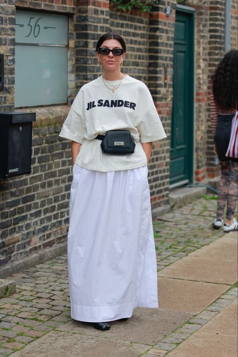 Jil sander white maxi skirt White Maxi Skirt Street Style, Jil Sander T Shirt Outfit, Maxi Skirt Street Style, Tee Outfit Ideas, Oversize Blazer Outfit, Blazers Outfits, Oversized Tee Outfit, Oversized Blazers, White Maxi Skirt