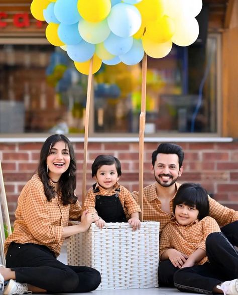 Matching Family Outfits For 1st Birthday, Kid Photoshoot Ideas, Family Clothing Sets, Baby Birthday Photoshoot, Twin Baby Boys, Baby Birthday Decorations, Family Photoshoot Poses, Baby Photoshoot Boy, Family Portrait Poses