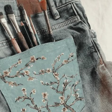 Drawing On Jeans, Jean Painting, Art On Clothes, Jeans Drawing, Clothes Painting, Jacket Drawing, Sharpie Drawings, Painting Clothes, Pants Drawing