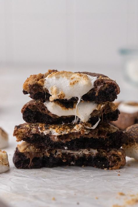 Crumbl S'mores Brownie Cookies Copycat Recipe - Lifestyle of a Foodie Smores Cookies Recipes, Crumble Cookie Recipe, Lifestyle Of A Foodie, Cookie Dough Bars, Cookie Brownie Recipe, Smores Cookies, Big Cookie, Recipes With Marshmallows, Crumble Recipe