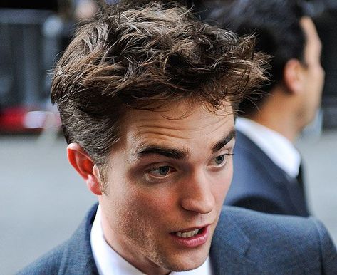 Robert Pattinson Hair, Hair Products For Men, Teased Hair, Twilight Series, Spiked Hair, Beard Look, Haircut Inspiration, Playing With Hair, Long Faces