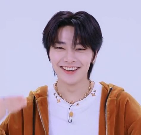 Skz Smiling, Jeongin Smiling, Jeongin Smile, In Skz, Abs Pictures, In Smile, Smile Wallpaper, Straykids In, Wallpaper Ios