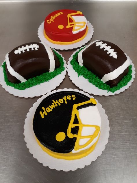 Football helmets and footballs Super Bowl Cake Decorating Ideas, Super Bowl Cakes, Superbowl Cake Ideas, Super Bowl Cake Ideas, Superbowl Cakes, Football Cupcake Cakes, Super Bowl Cake, Football Helmet Cake, Football Cake Design