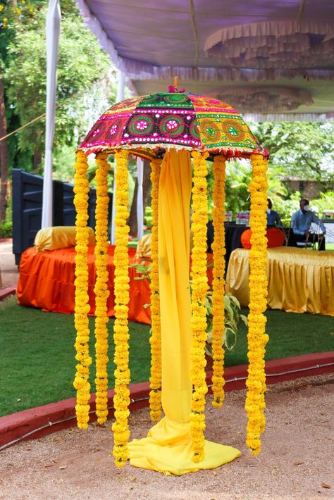 Dandiya Theme Decoration, Gujrati Theme Decoration, Rajasthani Decoration Ideas, Punjabi Theme Decoration, Dandiya Decoration Ideas, Garba Decoration Ideas Navratri, Indian Theme Party, Navratri Decor, Indian Party Themes