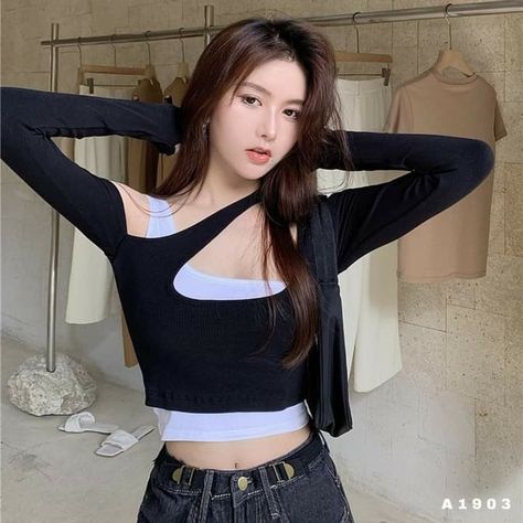 Ulzzang Lifestyle, Corean Style, Crop Top Korean, Soft Girl Outfits, Top Korean, Black Dresses Classy, Aesthetic Outfit Ideas, T Shirts Women, Custom Size Dresses