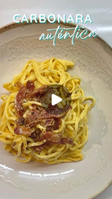 Laura | Recetas caseras on Instagram: "✨Pasta Carbonara auténtica✨   Como amante de la Carbonara, necesitaba recuperar esta receta de carbonara auténtica ¡y con turquino de los buenos!  Hoy te traigo la elaboración de esta salsa usando el baño María para emulsionar las yemas y conseguir así, no solo que sean mucho más cremosas, sino que, además, sea mucho más seguro al comer, ya que cuece ligeramente las yemas.  Como me encanta la Carbonara, aquí tenéis como queda siguiendo estos pasos, y la verdad es que vale la pena, es facilísimo de hacer, tardas solo un par de minutos más, y queda delicioso.    Y ya si me explicas en comentarios qué te parece, me enamoro y tienes mis MD abiertos🩷  ⚡Si te gusta la receta, guárdatela, dale a like, y déjame un comentario que me encanta leerlo⚡    INGREDI Pasta A La Carbonara, Pecorino Romano, Pasta Carbonara, Spaghetti Carbonara, Pasta Fresca, Aesthetic Food, Spaghetti, Pasta, On Instagram