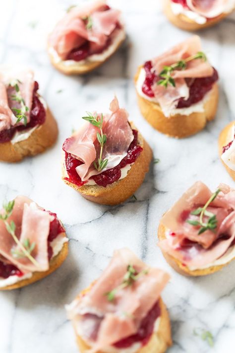 Cranberry Crostini, Prosciutto Crostini, Crostini Appetizers, Thanksgiving Appetizer, Thanksgiving Appetizer Recipes, Thanksgiving Appetizers, Holiday Appetizers, Finger Food Appetizers, Perfect Appetizers