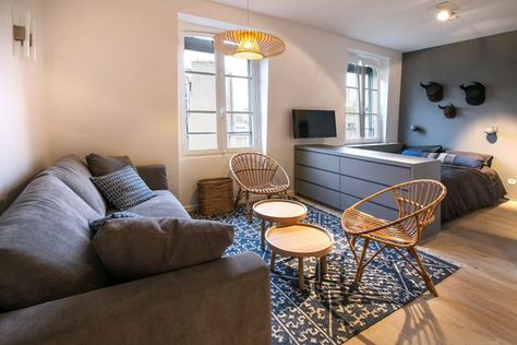 Des chambres de bonnes transformées en studio contemporain Studio In Casa, Home Studio Ideas, Studio Apartment Living, Small Apartment Interior, Deco Studio, Studio Apartment Layout, Studio Living, Apartment Layout, Studio Interior