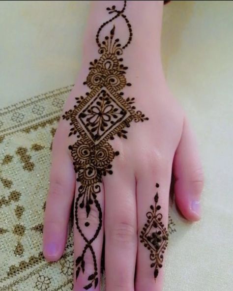 Design Inai, Mehendi Ideas, Nail Henna, Mehndi Ideas, Heena Design, Floral Henna Designs, Alhumdulillah Quotes, Eid Henna, Finger Henna