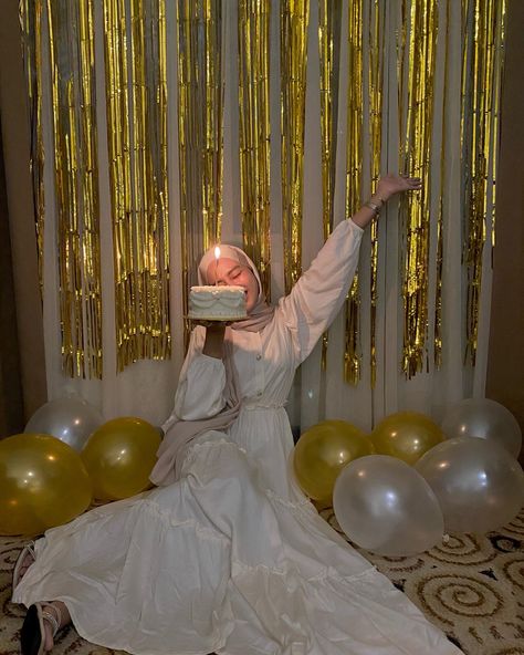 Birthday Photoshoot Set Up Ideas, Muslim Birthday Photoshoot Ideas, Dress Birthday Hijab, Muslimah Birthday Outfit, Birthday Outfit Hijab Ideas, Birthday Girl Hijab, Birthday Hijab Outfit, Muslim Birthday Outfit, Birthday Dress Hijab