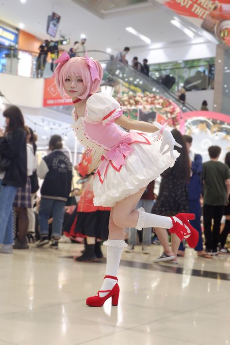 Modoka Magica Cosplay, Cosplay Poses Ideas, Cosplay Female Ideas, Cosplay Photoshoot Ideas, 2020 Cosplay, Cosplaystyle Female, Madoka Magica Cosplay, Madoka Cosplay, Cosplay Poses