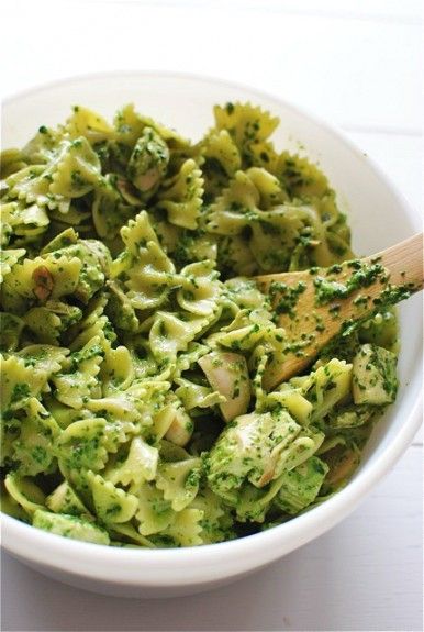 Pasta With Chicken And Spinach, Pesto Dishes, Spinach Pesto Pasta, Easy Pesto Pasta, Best Pork Recipe, Pesto Spinach, Pasta With Chicken, Spinach Pesto, Farfalle Pasta